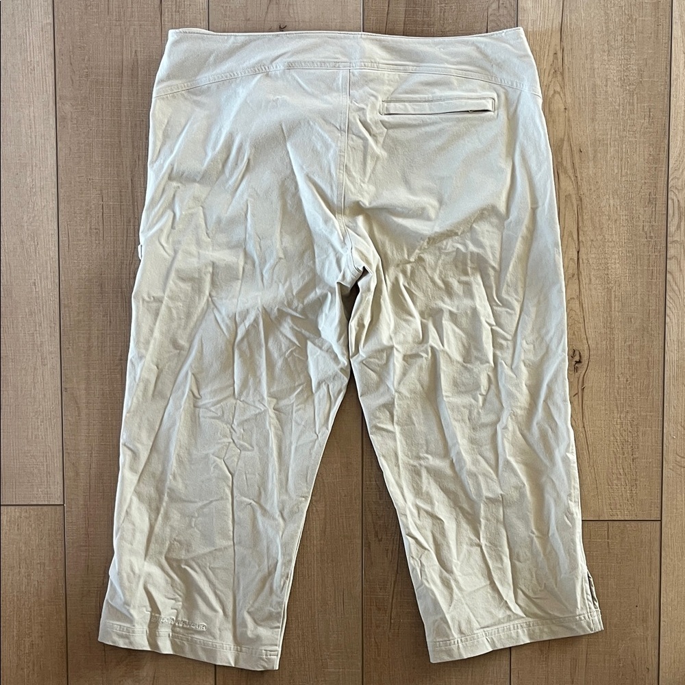 Under Armour Cream Capri Shorts - Picture 4 of 5